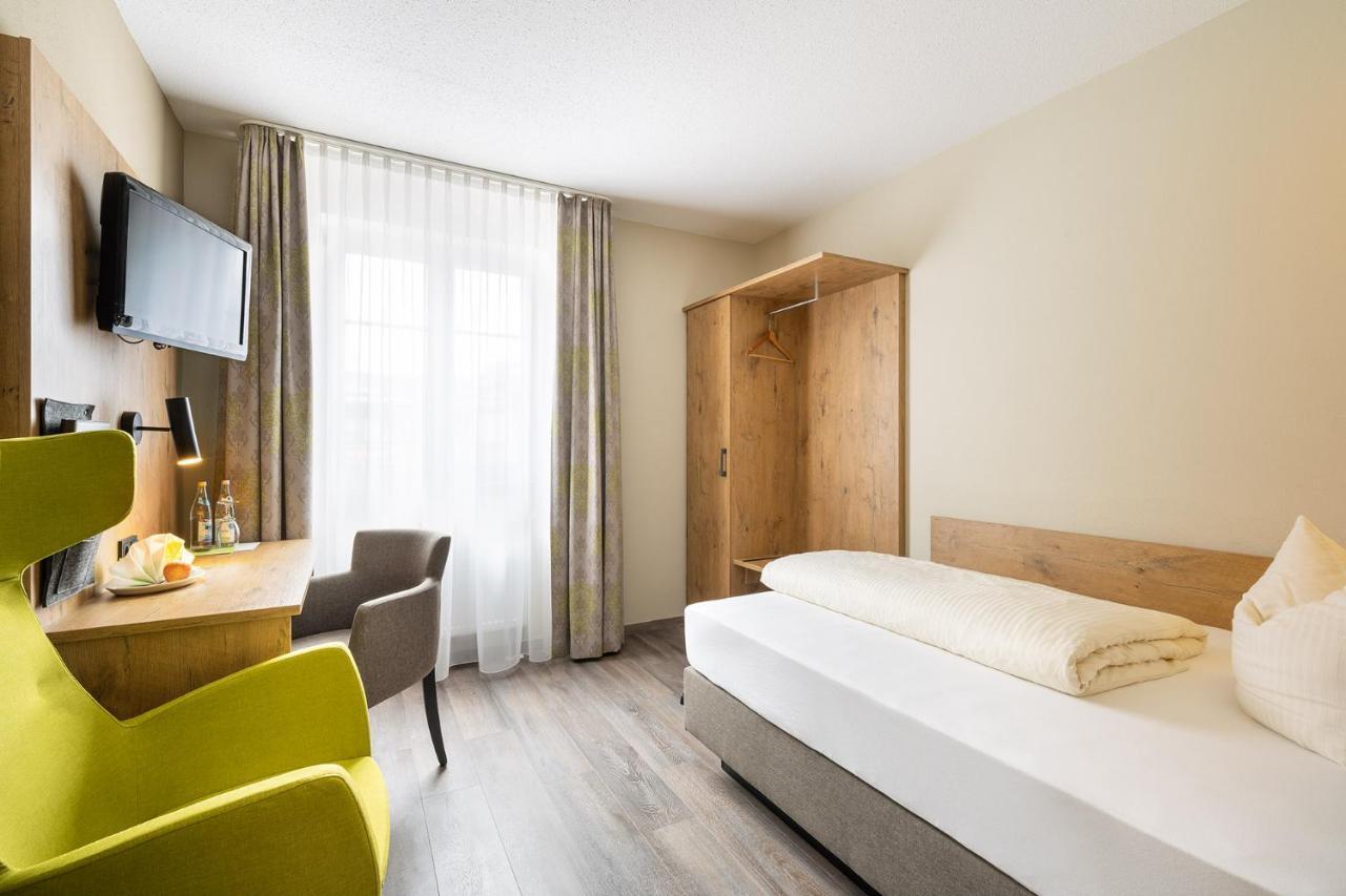 Hotel Neuwirt Hallbergmoos Bagian luar foto